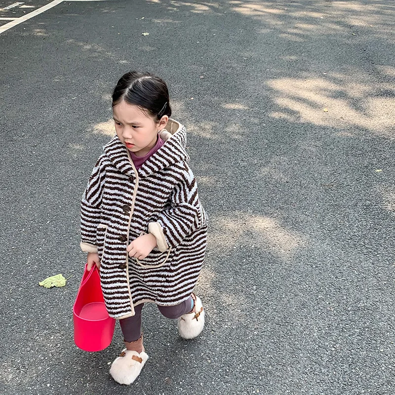 

Новинка Осень-зима 2021, детская Корейская куртка для мальчиков и девочек, полосатая куртка с капюшоном и мехом ягненка, детская одежда, тепла...