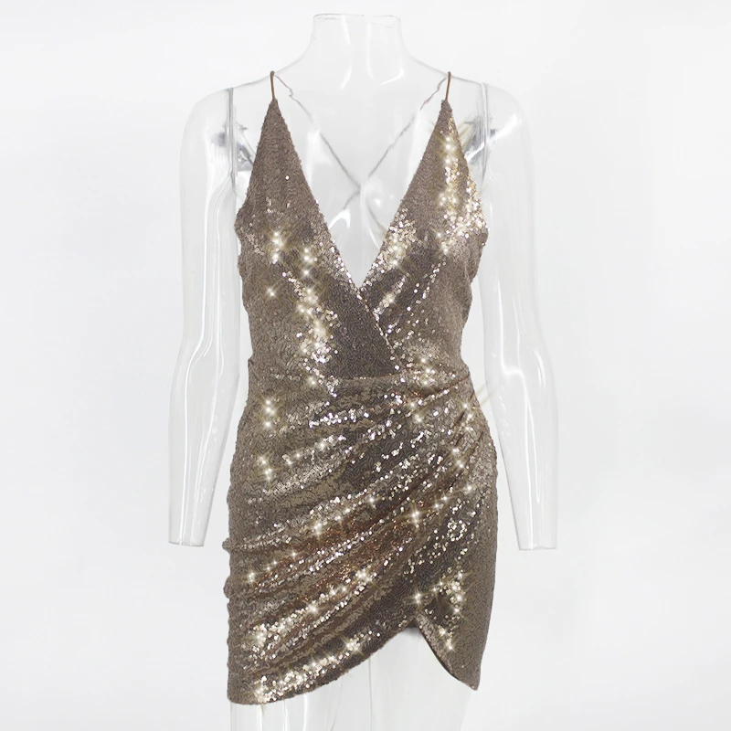 Женское облегающее платье мини на тонких бретельках с блестками глубоким v