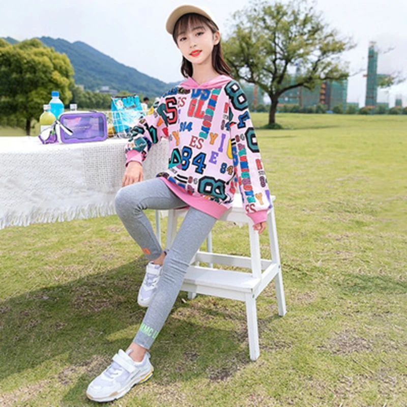 

Комплекты одежды для девочек, Новинка осени 2021, Модный комплект из двух предметов с капюшоном и леггинсами с принтом граффити, одежда для де...