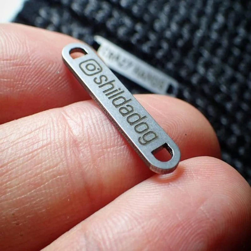 Именные этикетки на заказ металлические именные таблички для одежды ювелирные