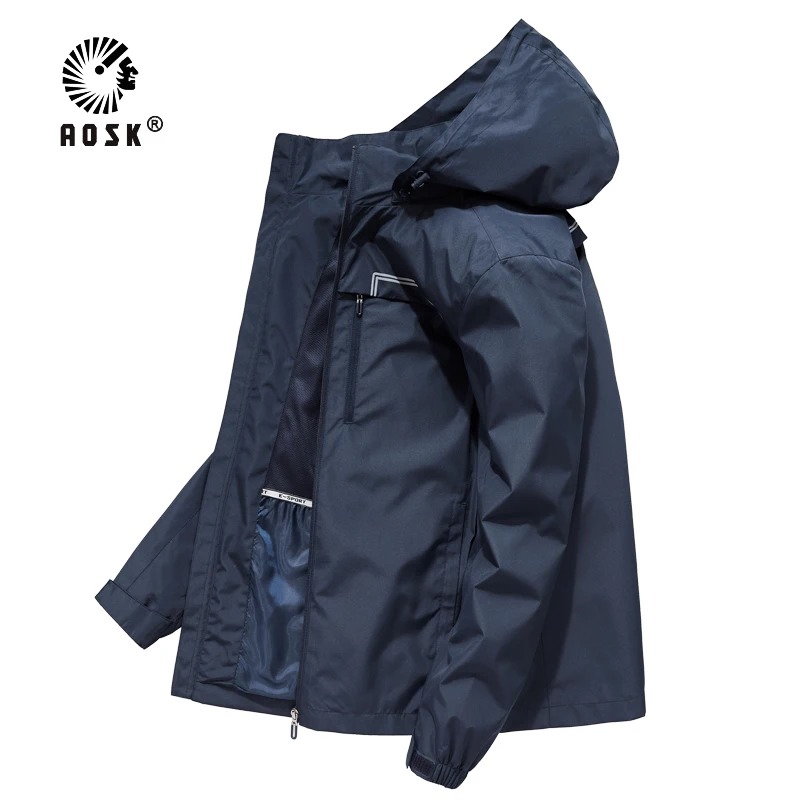 Мужская куртка с капюшоном черная водонепроницаемая из мягкого материала