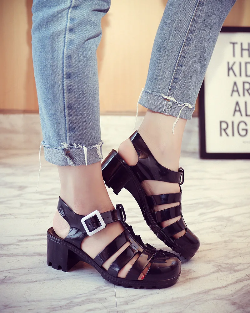 Вьетнамки сандалии на плоской подошве с заклепками однотонные гелевые ремешке