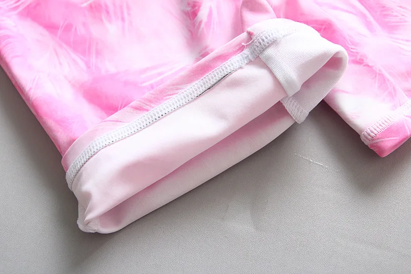 Цельный купальник с короткими рукавами и принтом Город Thresds розового цвета