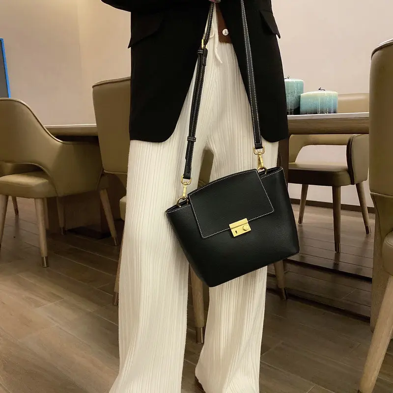 

Large-capacity Leather Handbags 2021 European and American Trendy Shell Bags All-match Shoulder Messenger Portable Commuter Bag