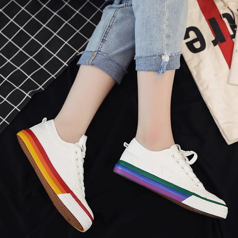 Новинка Женская Вулканизированная обувь радужная парусиновая на плоской