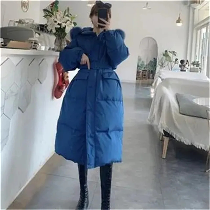 Женское зимнее пальто с капюшоном однотонное меховым воротником и поясом на