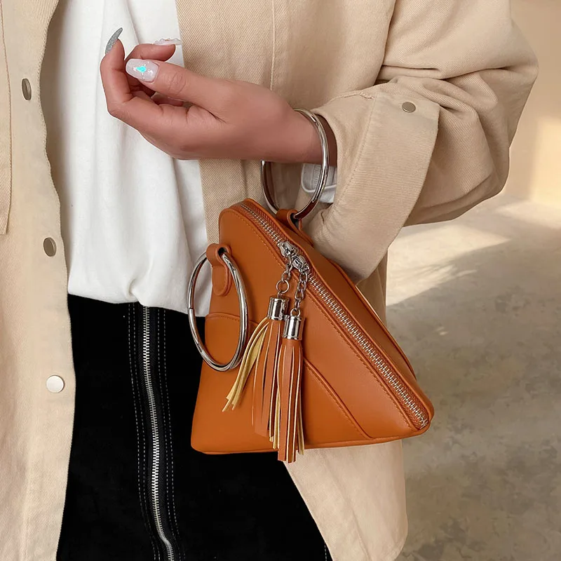 Einfache Dreieck PU Leder Handgelenk Clutch Tasche Für Frauen Mini Handtaschen und Geldbörsen Mode Lron Ring Griff Quaste Kette Design taschen