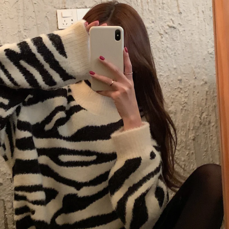 

2021 winter warm fashion ladies retro sweater loose round neck thick black and white striped pullover loose long sleeve sweater