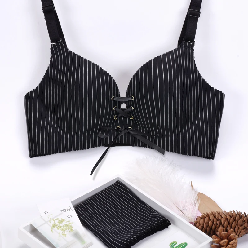 

Комплект женского нижнего белья из бюстгальтера и трусиков