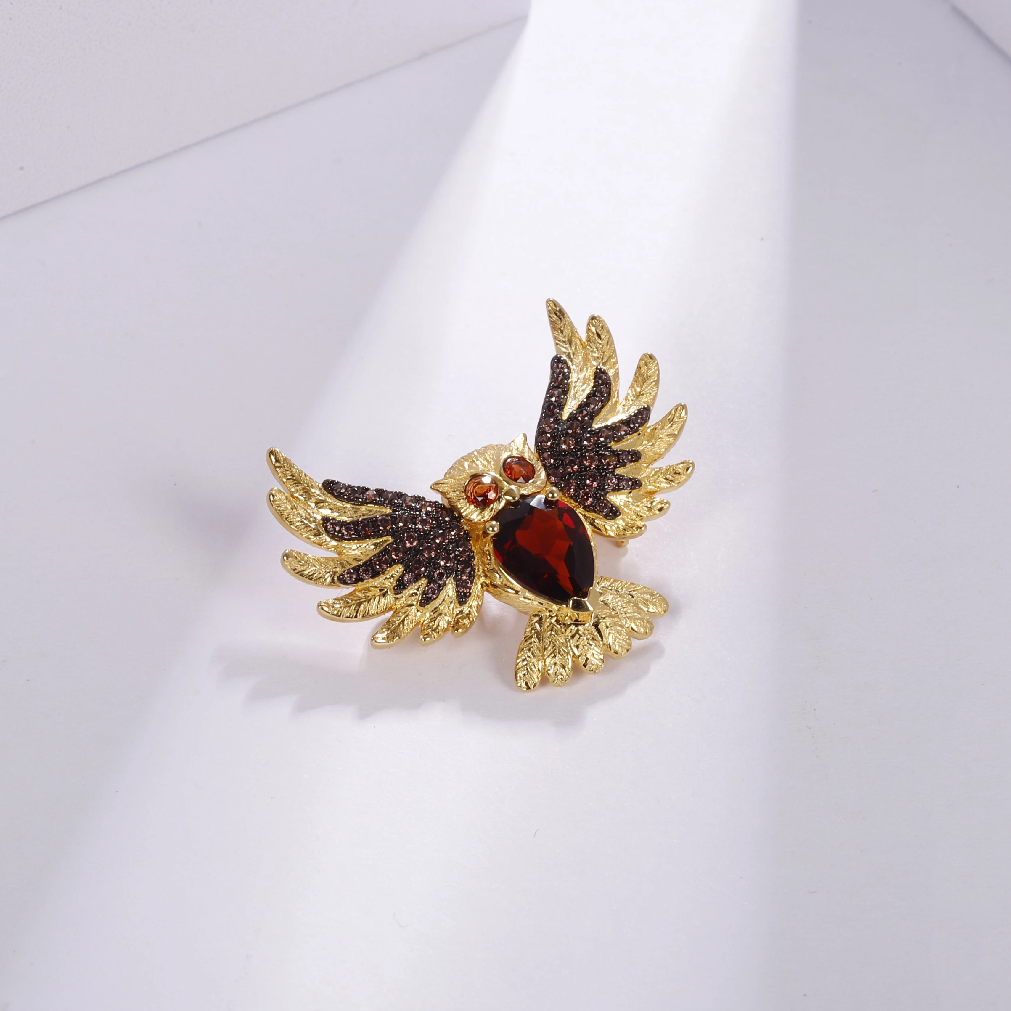 Брошь женская в виде сова из серебра 925 пробы с красным гранатом | Украшения и