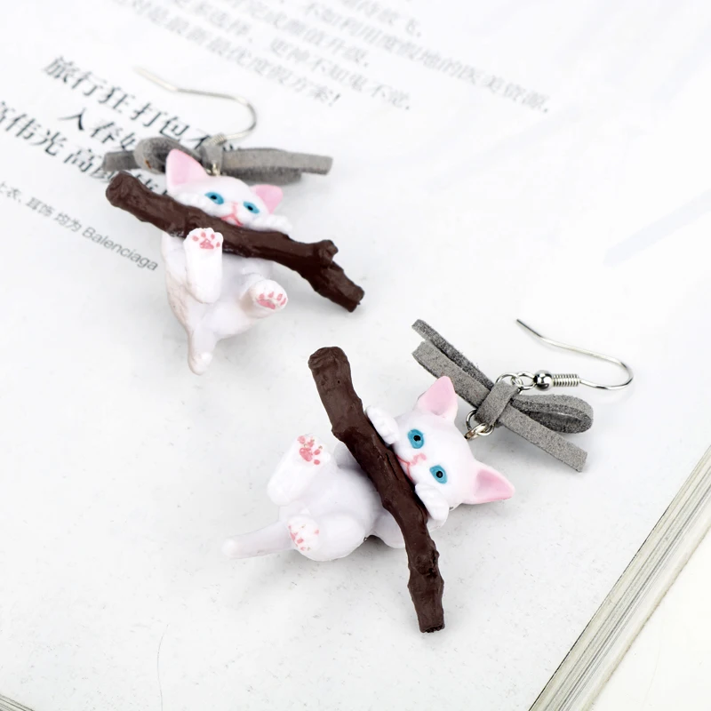 2020 забавные серьги капли из смолы с изображением котенка и ветки модные