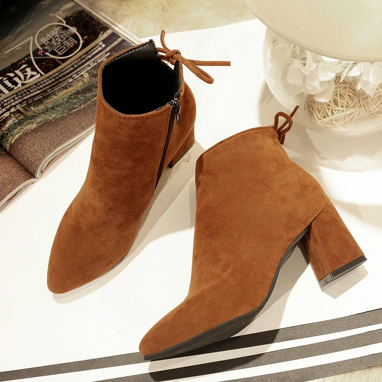 Женские сапоги до середины икры желтого цвета с острым носком на молнии осенне