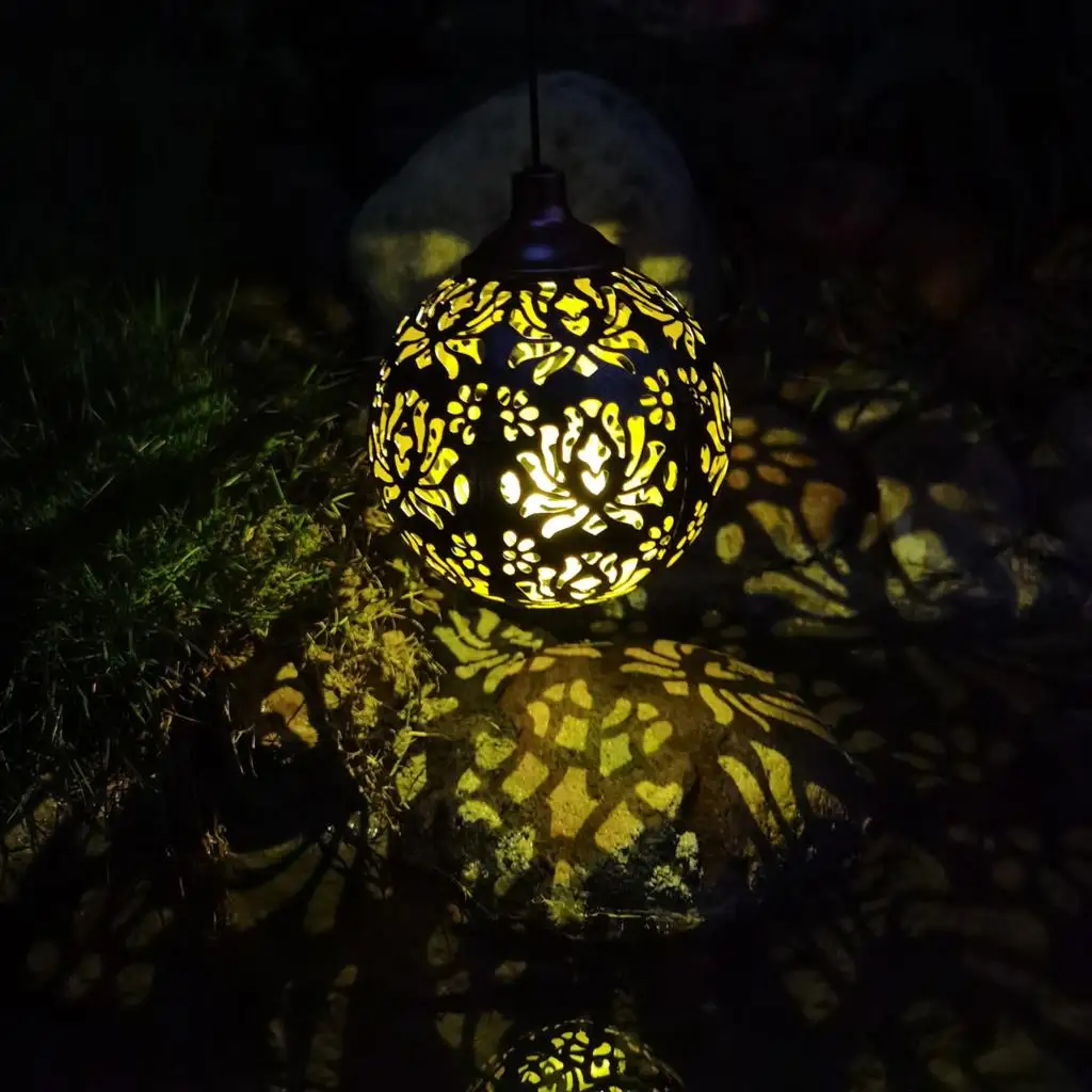 저렴한 2PCS 태양 LED 매달려 랜 턴 정원 장식 빛 야외 조명 단 철 로즈 프로젝터 빛 안뜰 안뜰에 대 한