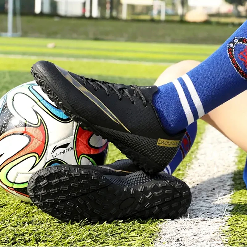 Size 32-47 Men Soccer Shoes Boys Child Anti Skid Trainers Football Shoes Comfortable Girls Women Sneakers Outdoor Sports Shoes