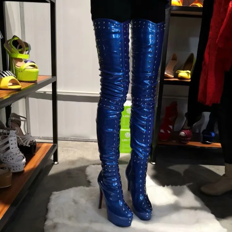 Женские высокие ботинки с заклепками Olomm черные блестящие на платформе и высоком