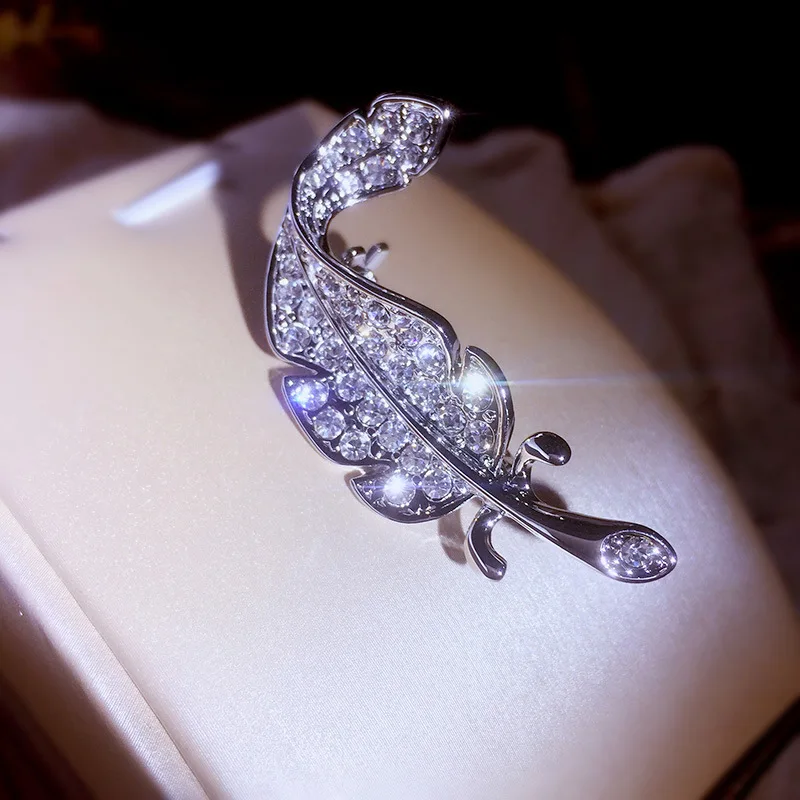 Брошь в виде листьев Стразы для мужчин и женщин креативная булавка форме пера