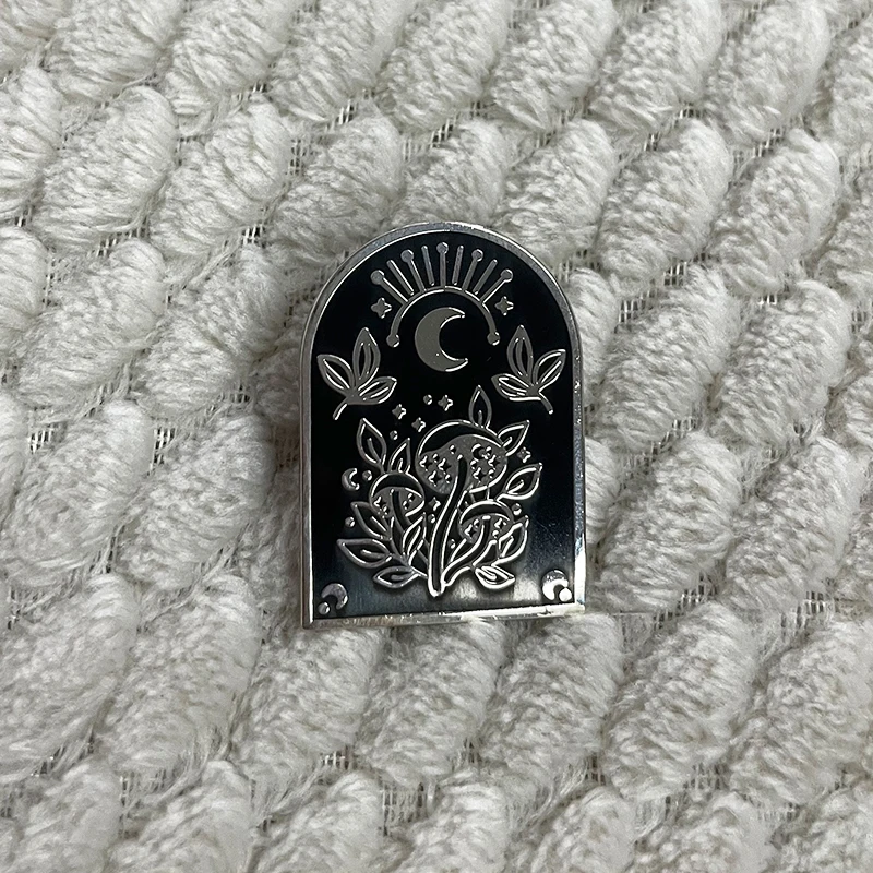 Мистический полумесяц Луна и грибы Эмаль Булавка Волшебные звезды Небесный арт