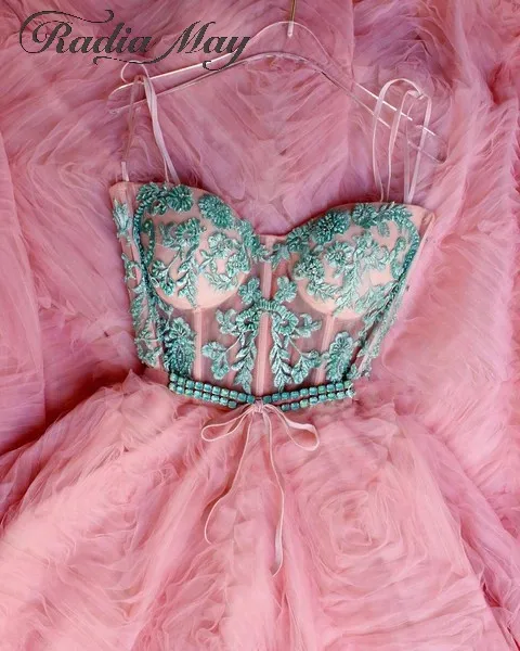 Женское платье на тонких бретельках длинное розовое с кристаллами и цветочным