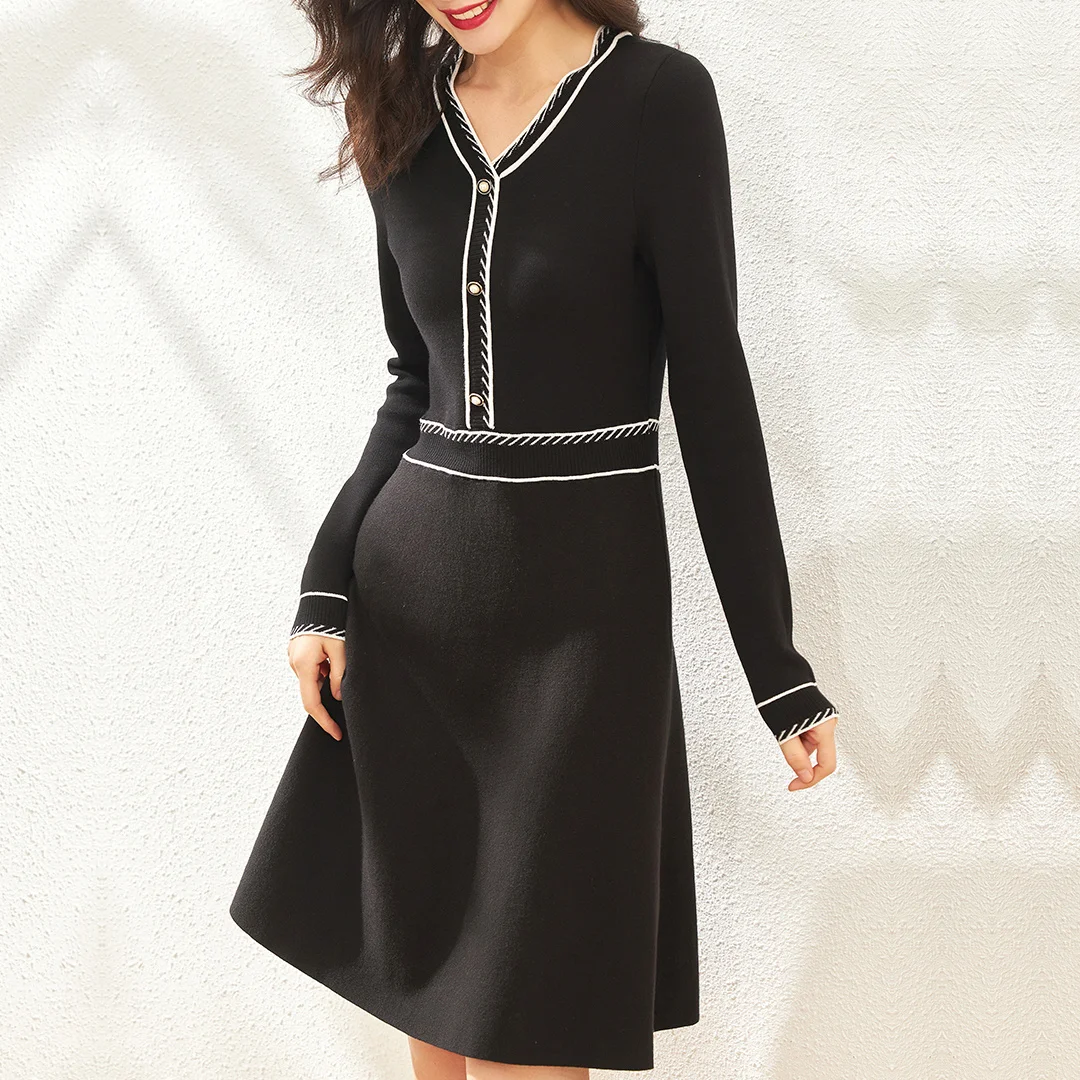 

Женское трикотажное платье-свитер средней длины с V-образным вырезом