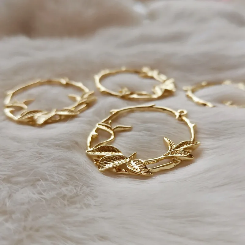 Оправа для ювелирных изделий в виде ажурных листьев с листьями отверстием сзади