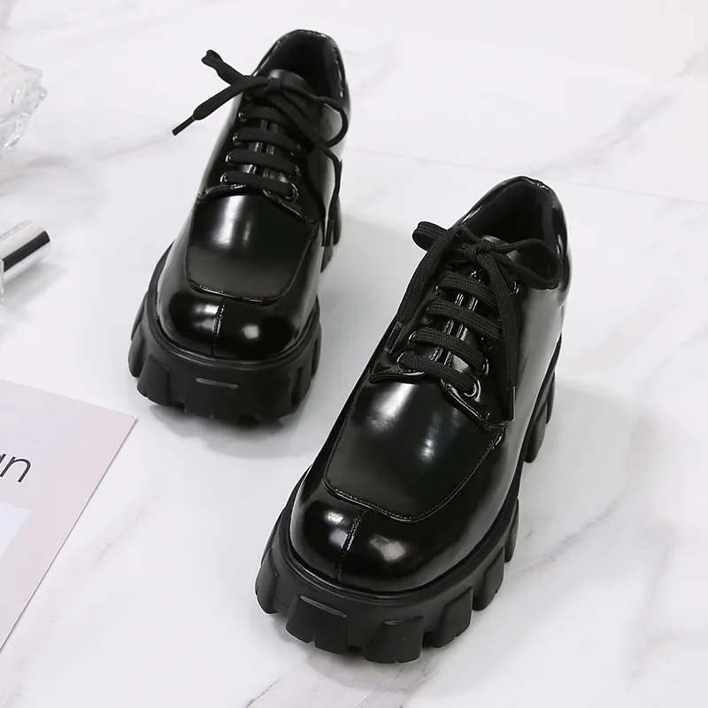 Брендовая дизайнерская обувь Лакированная кожа Кроссовки-маффины женские на