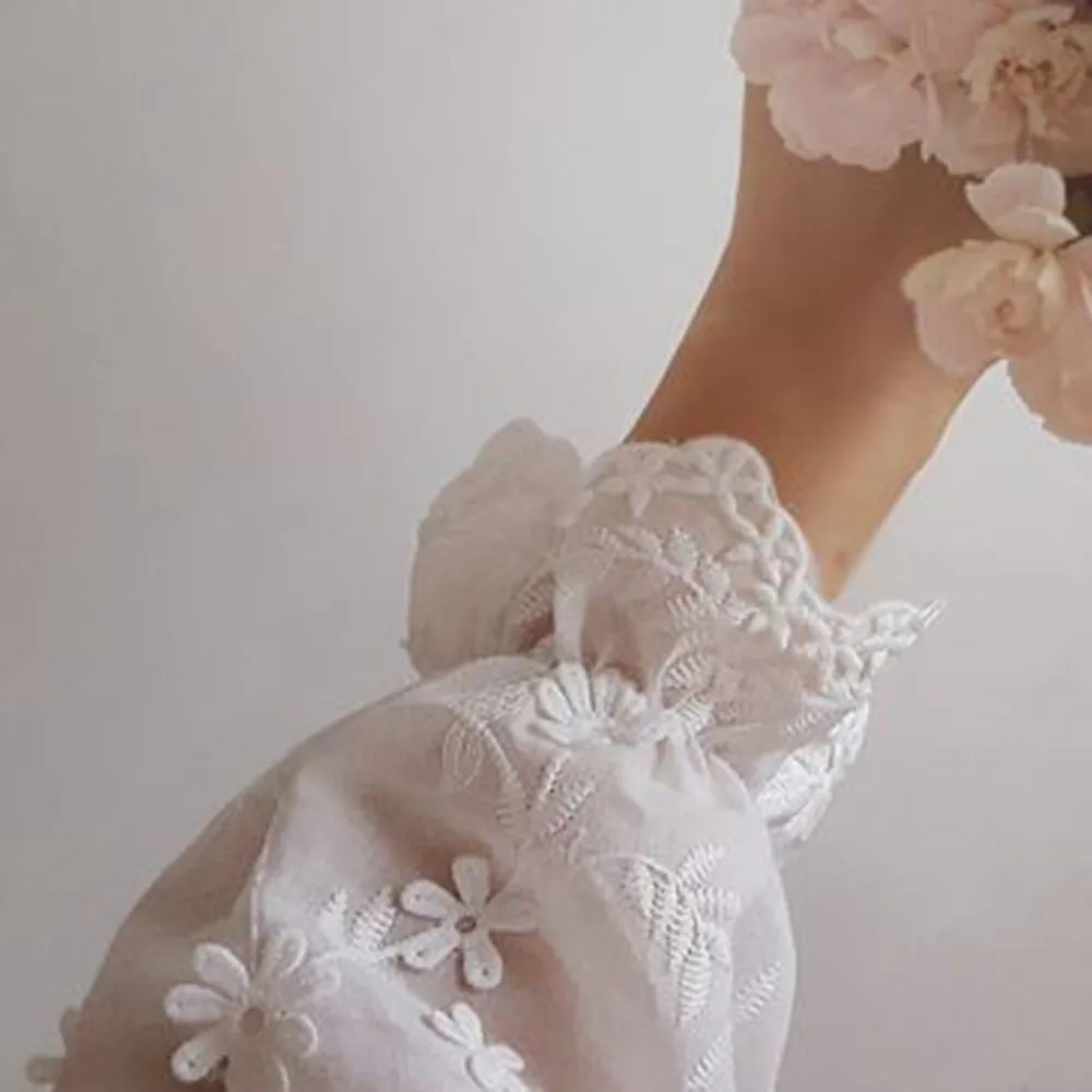 Женская белая блузка с цветочной вышивкой кружевная воротником-стойкой и