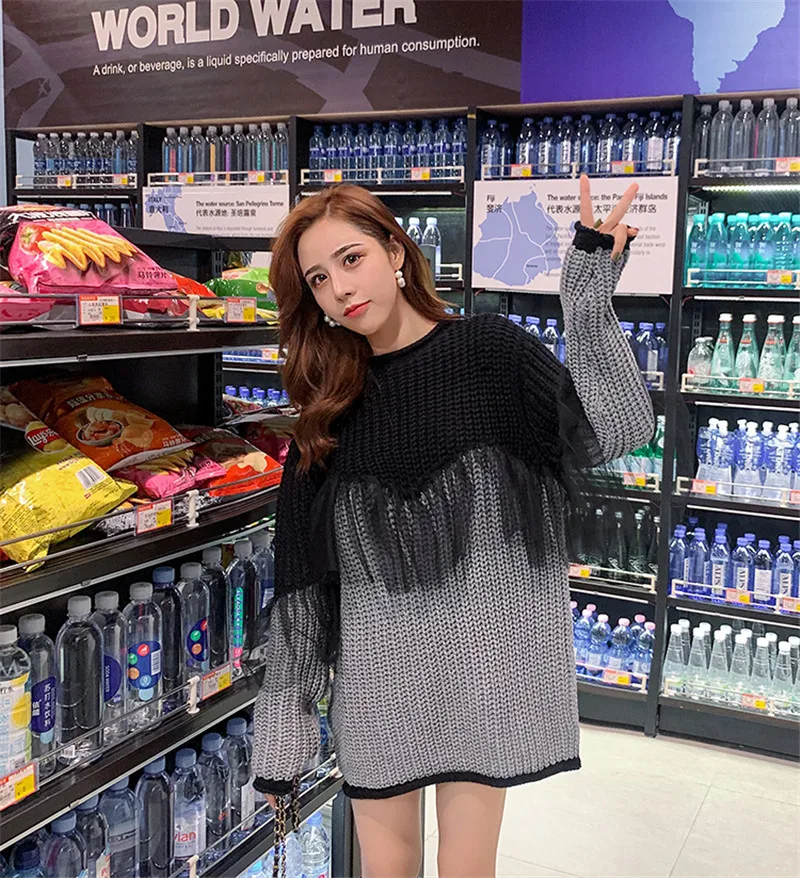 Женский вязаный свитер с кружевом длинный контрастных цветов круглым вырезом