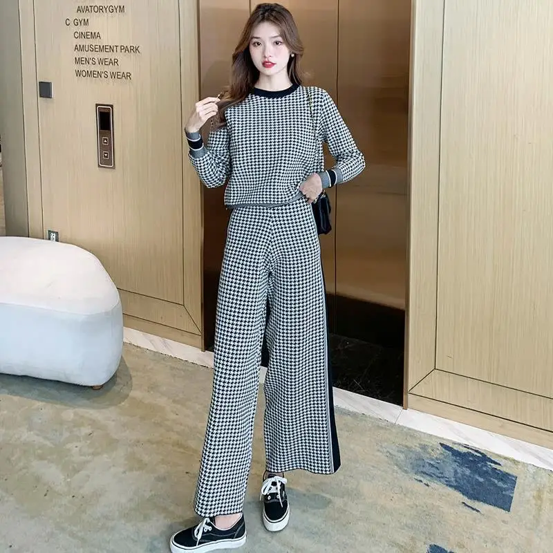 

Женский спортивный костюм из пуловера и длинных брюк