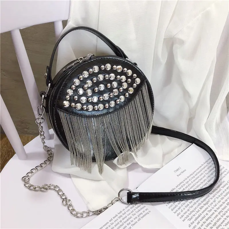 Модные сумки через плечо с заклепками женские круглые на брендовые