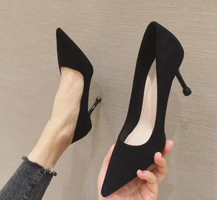 

Женские замшевые туфли на высоком тонком каблуке 6 см