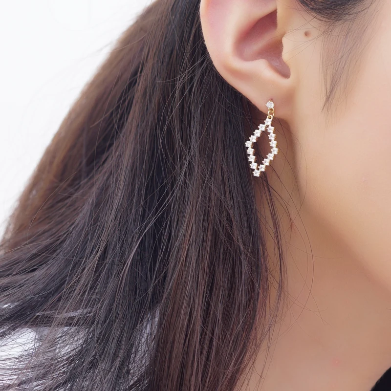 

Shiny Crystal Gold Color Stud Earrings for Women Elegant Street Pop Earings Fashion Jewelry