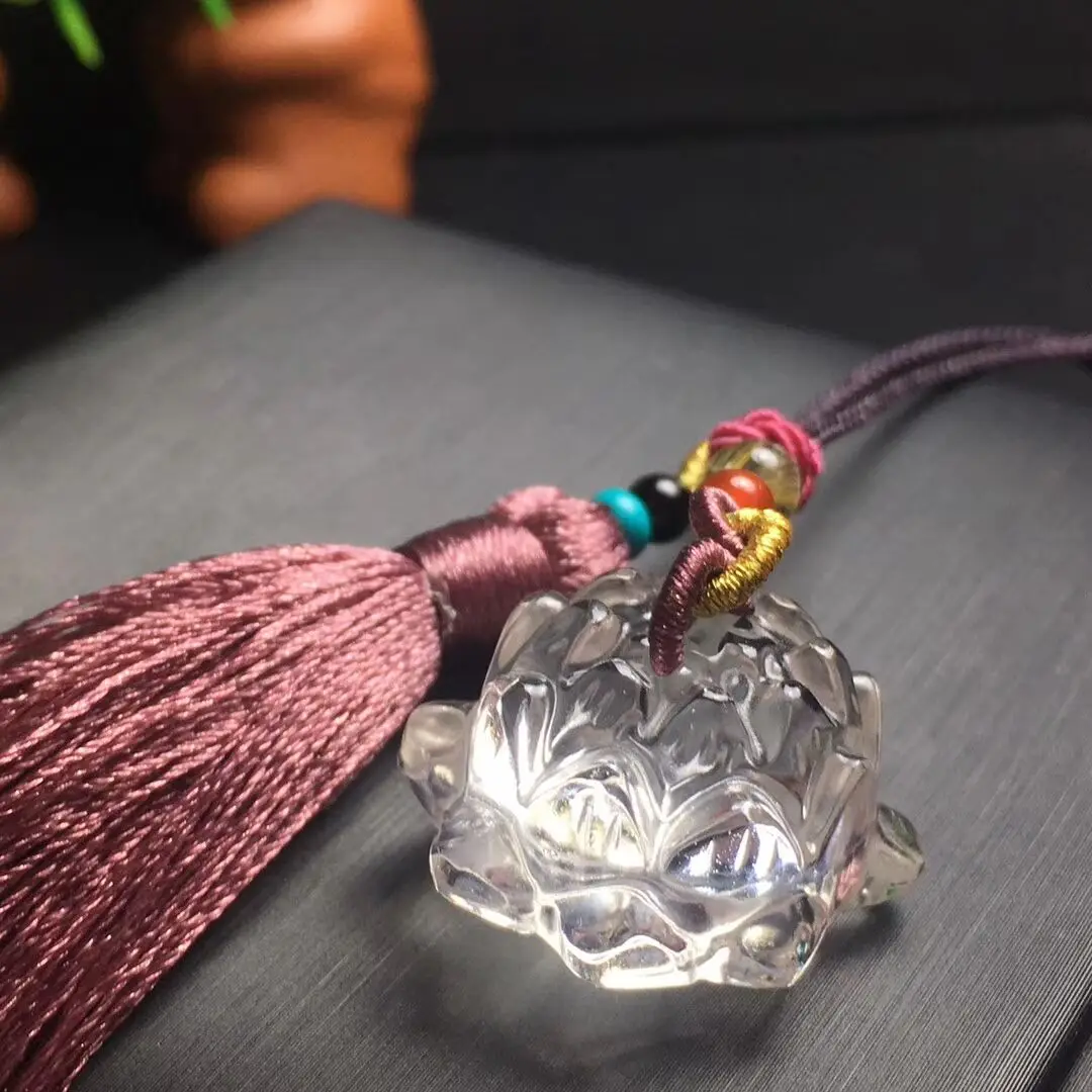 

Natural white crystal seiko carved small lotus flower pendant, wealth, safety, healing car pendant bag pendant can be as a birth