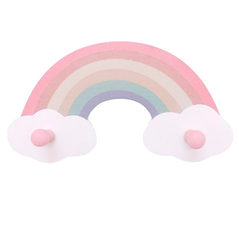 Нордические вешалки для одежды с дизайном радужного облака на деревянной полке для хранения и организации дома.