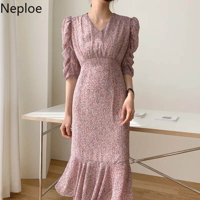 Женское платье с цветочным принтом весеннее до середины икры v образным вырезом и