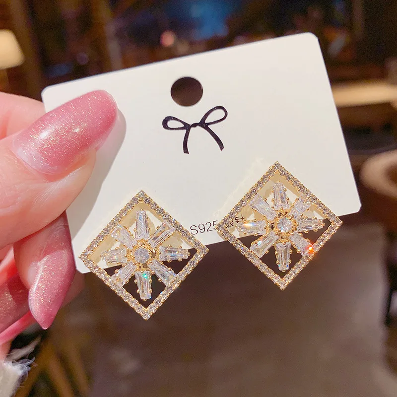 

New Luxury Fashion Round Dangle Drop Korean Earrings For Women Big Snowflakes shape Gold Earring for women 2021 Jewelry