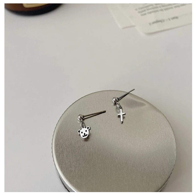 

Fashion Creative Mini Bear Cross Shape Asymmetric Design Earrings Simple Trend Hip-Hop Style Women's Party Accessories Gift