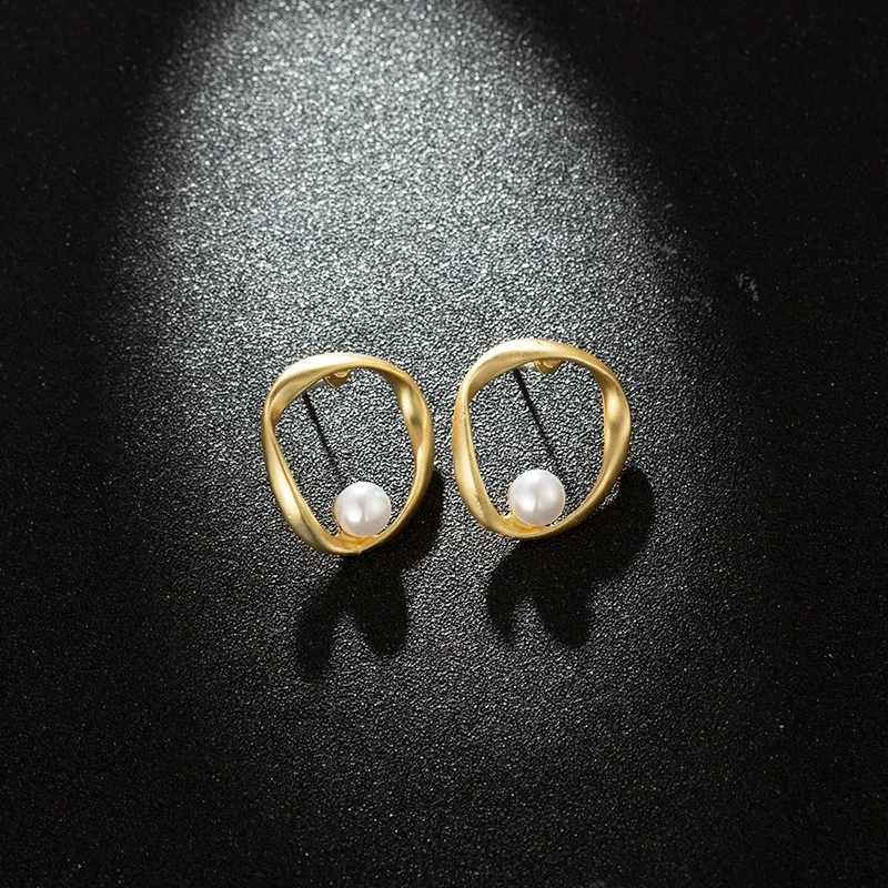 

Hot Sale Irregular Circle Imitation Pearl Stud Earrings Female Korean Temperament Fashion Matte Metal Short Wedding Ear Jewelry