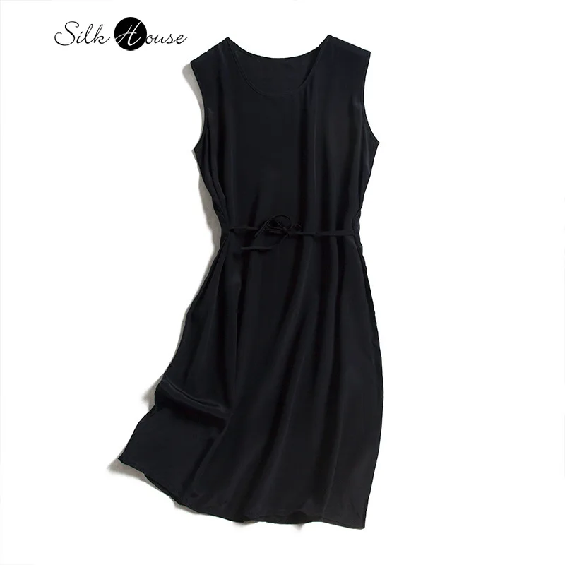 Черное шелковое базовое платье без рукавов с тонким круглым вырезом и шнуровкой |