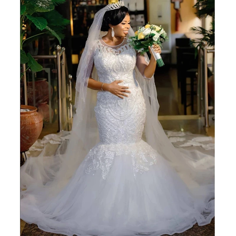 

Белое свадебное платье с юбкой-годе, круглым вырезом и коротким рукавом