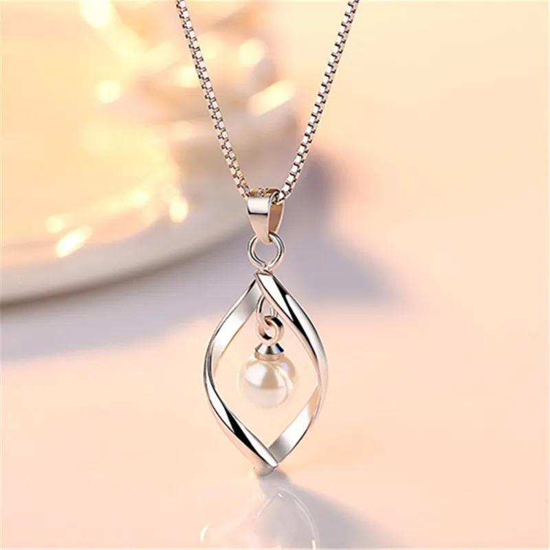 Женское ожерелье с подвеской в виде листьев