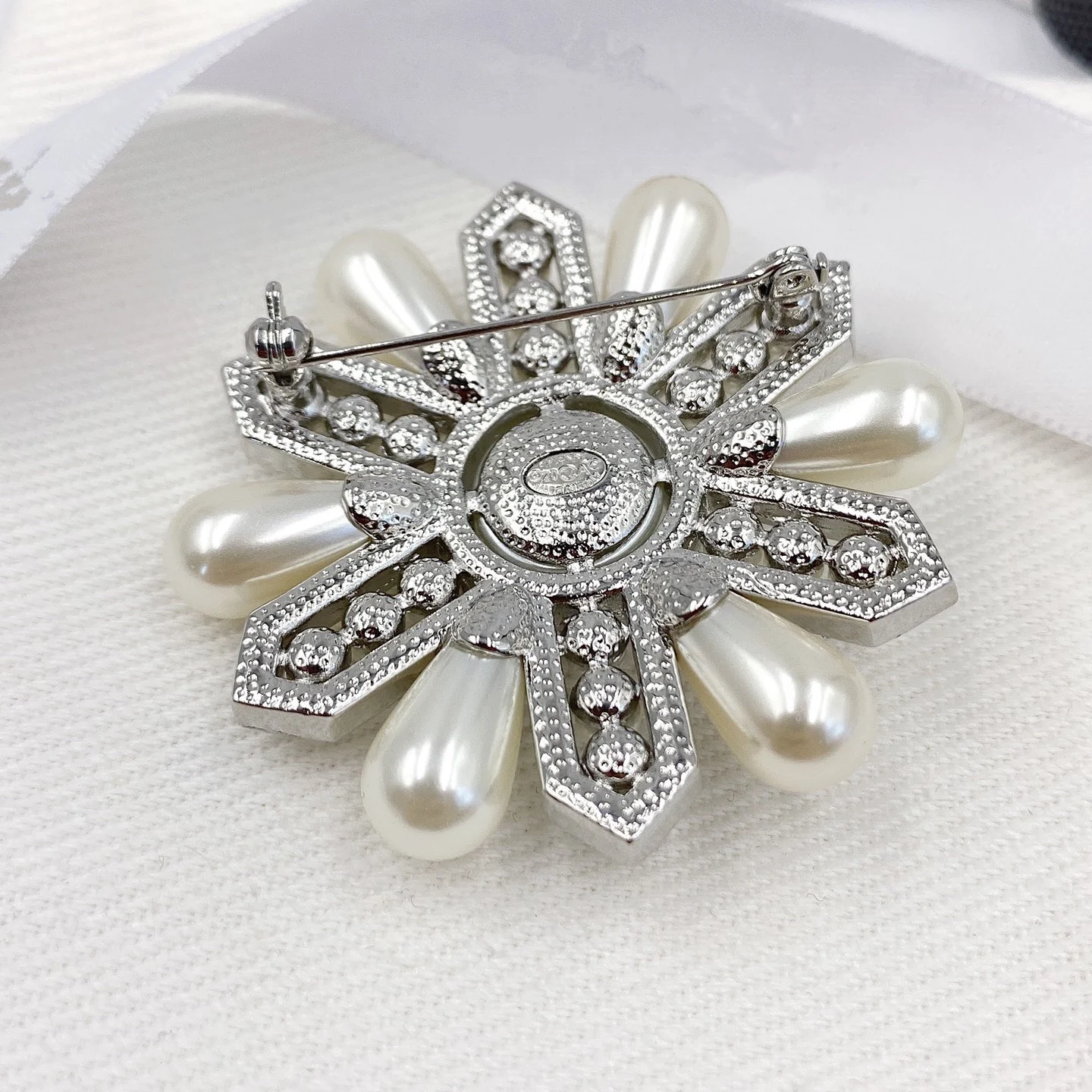 

Brand Jewelry C&C Letter Stamp Vintage Baroque Style Sun Flower Pearl Brooches Party Sweater Sunflower Pins Brooch Women Gift