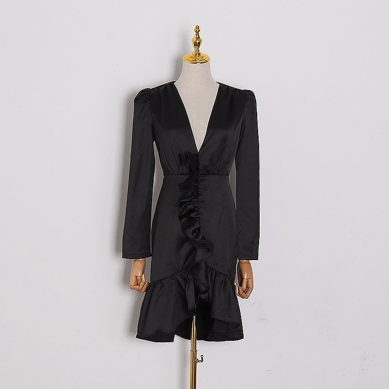 Женское платье с оборками TWOTWINSTYLE белое составного кроя V-образным вырезом