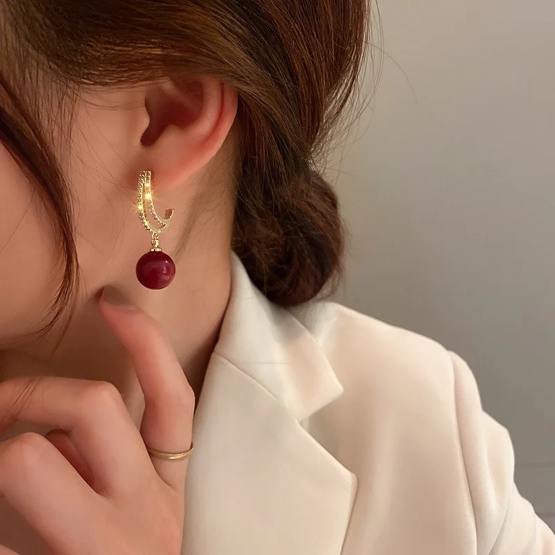 

Korean version of 925 silver needle pearl diamond c-shaped earrings fashion retro Christmas and New Year red earrings