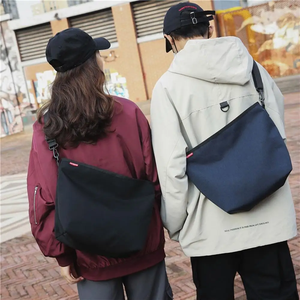 Женская сумка-мессенджер через плечо модная трендовая уличная вместительная