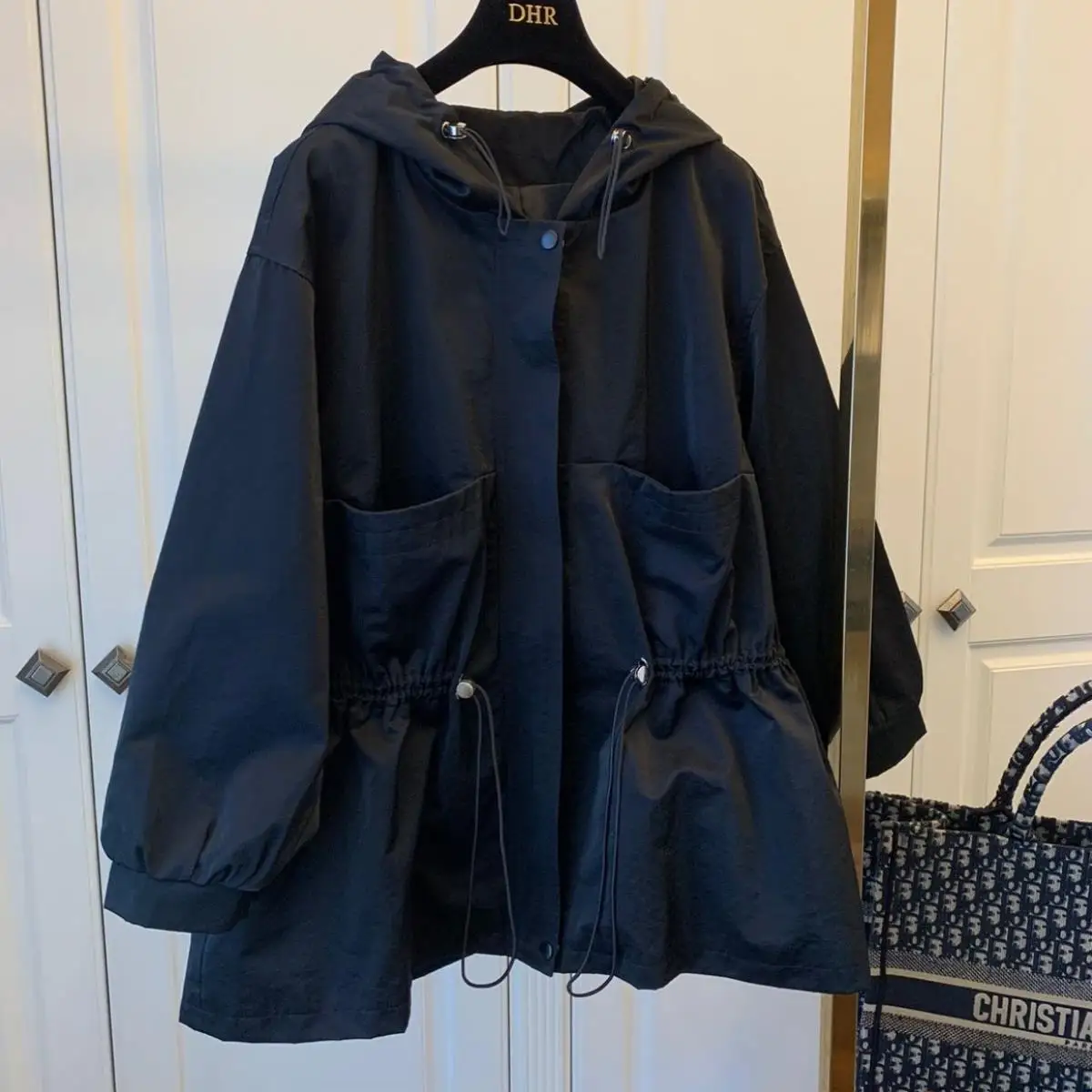 Женская свободная ветровка с капюшоном черная повседневная спортивная куртка на