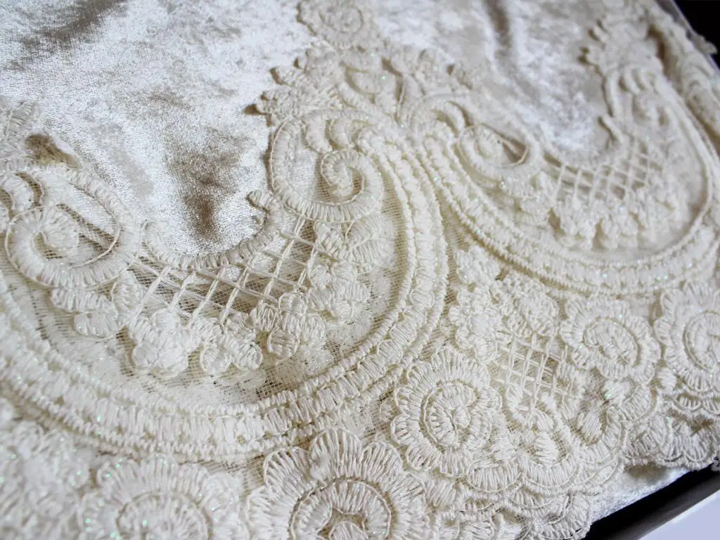 

Arus Velvet Table Cloth Cream 160x220 Cm