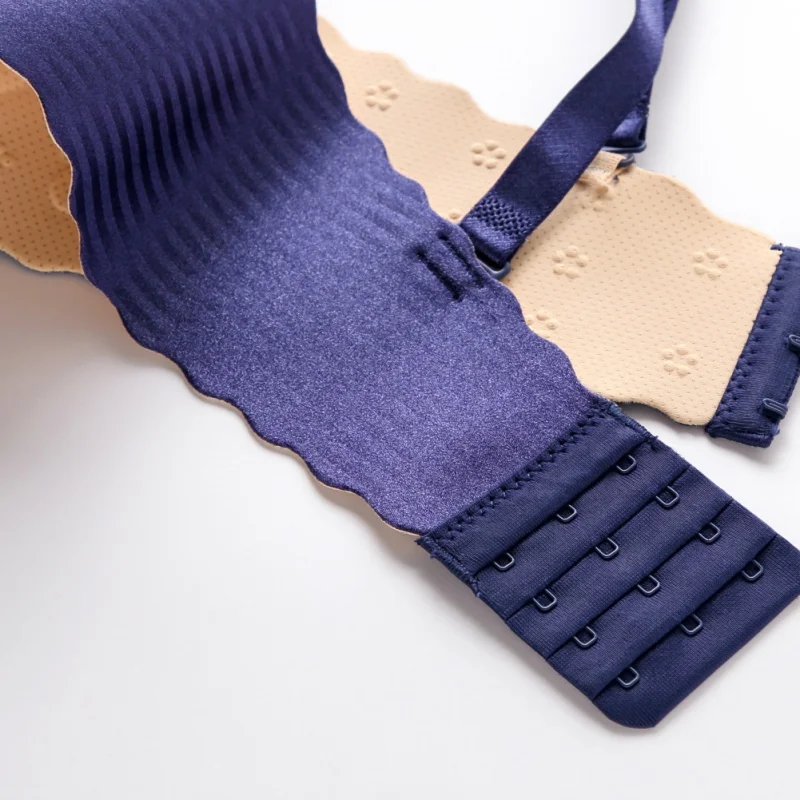 Бесшовный бюстгальтер без косточек в полоску гладкий волнистый край цельное