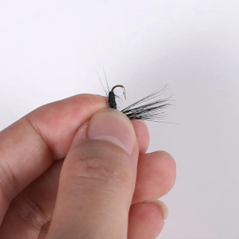 Нахлыстовая приманка рыболовный крючок с разноцветными перьями и зазубринами