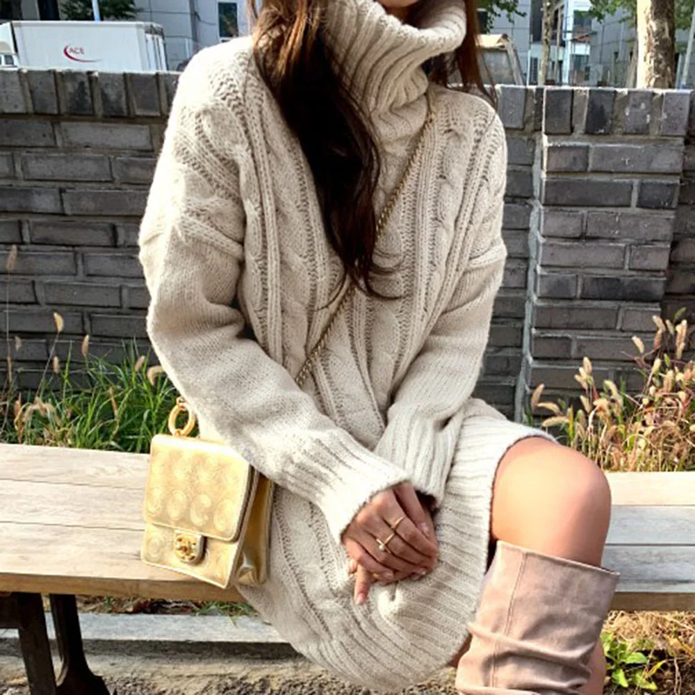 Женское вязаное платье-свитер с высоким воротом однотонное бежевое теплое