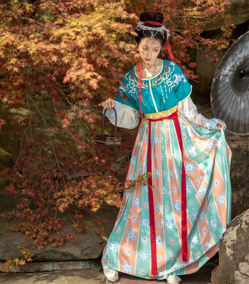 Традиционное платье ханьфу в китайском стиле женское с вышивкой династии песни